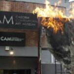 İtalyan müze, protesto için eser yaktı