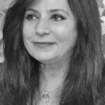 Ödüllü şair ve yazar Çiğdem Sezer, göç etmiş bir ailenin ekseninde, günümüz Türkiye’sine odaklanıyor