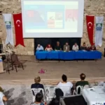 Foçalı yazarlar tarihi Beşkapılar Kalesi’nde söyleşide buluştu, edebiyat ve müzik dolu bir gece yaşa...