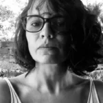 Melike Koçak, bazen bir gölgeye bazen sessizliğe dönüşen hikâyeler anlatıyor