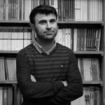 Mehmet Mahsum Oral Gecenin Örtüsünde Güneş Lekesi’nde ise şehre nüfuz ediyor, anlara ve soruların sı...