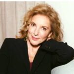 Gizemi Kalmalı Hayatın, Zeynep Göğüş’ün hareketli kurgusuyla aile hikâyesini dinlerken halkların d...