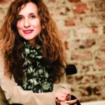 Müge İplikçi: “Sahte Cennetten Kaçış, uzun süredir içimde biriken, artık taşan bir öfkenin ve acilen...