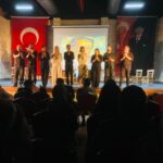 Taner Cindoruk, Abidin Dino’nun Kel adlı oyununu öykü formuna uyarlayıp sahneye taşıdı.